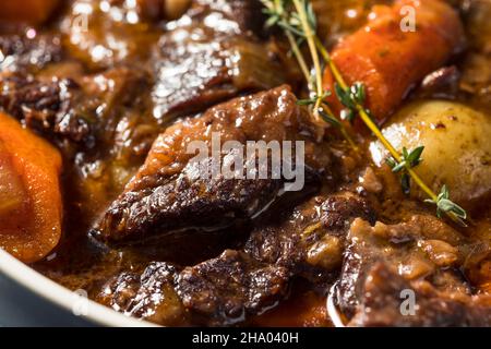 Herzhafter hausgemachter Gourmet-Rindereintopf mit Karotten und Kartoffeln Stockfoto