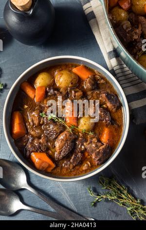 Herzhafter hausgemachter Gourmet-Rindereintopf mit Karotten und Kartoffeln Stockfoto