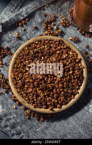 Roher roter Sichuan-Peppercorn aus biologischem Anbau in einer Schüssel Stockfoto