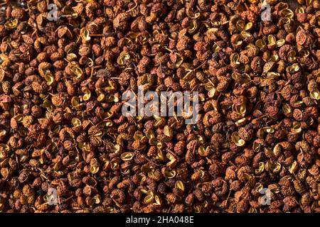 Roher roter Sichuan-Peppercorn aus biologischem Anbau in einer Schüssel Stockfoto