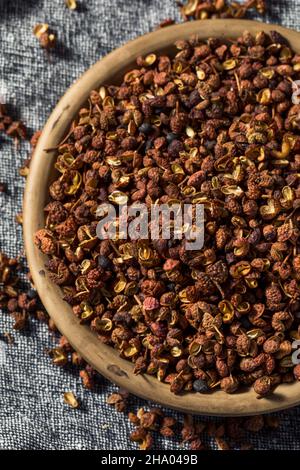 Roher roter Sichuan-Peppercorn aus biologischem Anbau in einer Schüssel Stockfoto