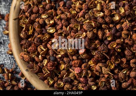 Roher roter Sichuan-Peppercorn aus biologischem Anbau in einer Schüssel Stockfoto
