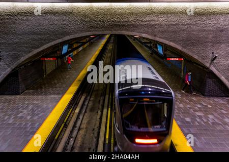 Ein Zug in der Georges-Vanier Metrostation in Montreal, Quebec, Kanada Stockfoto