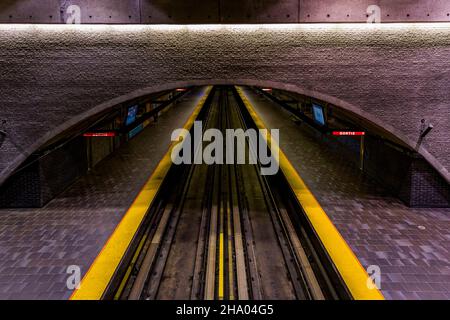 Die Bahnsteige und Gleise innerhalb der Georges-Vanier U-Bahn-Station in Montreal, Quebec, Kanada Stockfoto