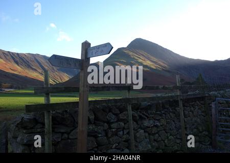 „Fleetwith Pike“ von einem hölzernen Wegweiser für Scarth Gap Pass & Buttermere Village in der Nähe von Peggy's Bridge im Lake District National Park, Cumbria, Großbritannien. Stockfoto