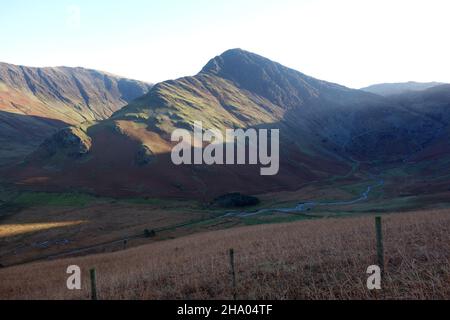 Morgendämmerung auf dem Wainwright 'Fleetwith Pike' vom Scarth Gap Pass Path von Peggy's Bridge in Buttermere, Lake District National Park, Cumbria, England, Großbritannien. Stockfoto