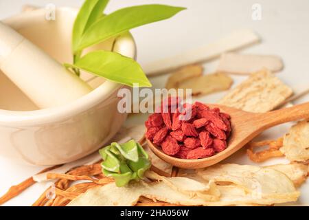 Chinesische Kräutermedizin mit Goji-Beeren für gute gesunde. Stockfoto
