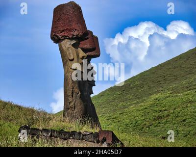 AHU Nao-Nao Moais mit rotem Hut, Rapa Nui Nationalpark, Osterinsel, Chile, UNESCO-Weltkulturerbe Stockfoto