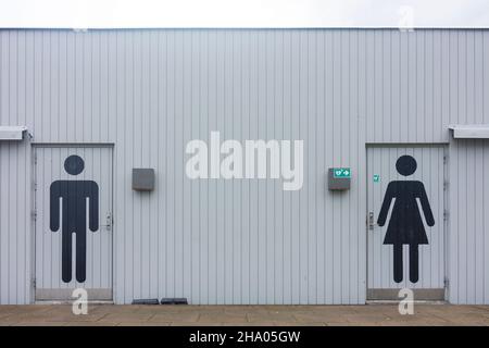 Aarhus: Öffentliche Toilette mit großen Schildern für Männer und Frauen, in Aarhus, Jylland, Jütland, Dänemark Stockfoto