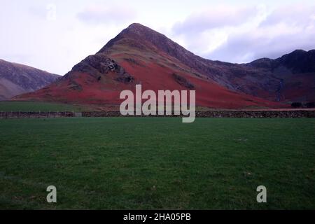 Sonnenuntergang auf dem Wainwright 'Fleetwith Pike' von Path zur Peggy's Bridge von der Gatesgarth Farm in Buttermere, Lake District National Park, Cumbria, Großbritannien. Stockfoto