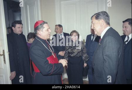 Warszawa 04,1987. Wizyta ministra spraw zagranicznych Francji Jeana-Bernarda Raimonda (10-11.04.1987). Nz. Jean-Bernard Raimond (2P) podczas spotkania z prymasem Polski kardyna³em Józefem Glempem. ka PAP/Jan Morek Dok³adny dzieñ wydarzenia nieustalony. Warschau, April 1987. Der französische Außenminister Jean-Bernard Raimond besucht Polen (10.-11. April). Im Bild: Jean-Bernard Raimond (2nd von rechts) trifft Polens katholischen Primas Kardinal Jozef Glemp. ka PAP/Jan Morek Veranstaltungstag unbekannt Stockfoto