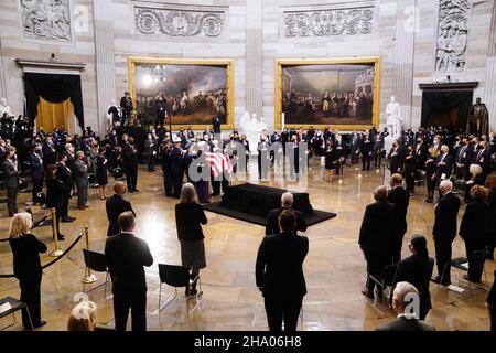 Die Schatulle des ehemaligen republikanischen Senators aus Kansas, Robert J. Dole, kommt während einer Zeremonie vor der Staatslüge in der Rotunde des US-Kapitols in Washington, DC, USA, am 09. Dezember 2021 an. Bob Dole wird heute im Capitol liegen und morgen in der National Cathedral mit einem Gedenkgottesdienst geehrt. Dole, ein Veteran des Zweiten Weltkriegs, starb am 05. Dezember 2021 im Alter von 98 Jahren. Foto von SHAWN THEW/Pool/ABACAPRESS.COM Stockfoto