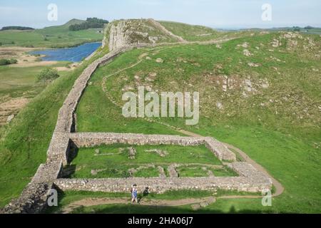 Milecastle 39, alte Mauer, Hadrianmauer, nahe, der Sycamore Gap Tree oder Robin Hood Tree ist ein Platanenbaum, der neben Hadrians Wall in der Nähe von Crag Lough in Northumberland, England, steht. Es befindet sich in einem dramatischen Sprung in die Landschaft und ist ein beliebtes fotografisches Motiv, das als einer der meistfotografierten Bäume des Landes bezeichnet wird. Seinen alternativen Namen leitet es von einer prominenten Szene im Film Robin Hood: Prince of Thieves aus dem Jahr 1991 ab. Der Baum wurde 2016 mit dem England Tree of the Year Award ausgezeichnet. Hadrians Wall, Northumberland, Engl Stockfoto