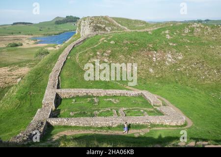 Milecastle 39, alte Mauer, Hadrianmauer, nahe, der Sycamore Gap Tree oder Robin Hood Tree ist ein Platanenbaum, der neben Hadrians Wall in der Nähe von Crag Lough in Northumberland, England, steht. Es befindet sich in einem dramatischen Sprung in die Landschaft und ist ein beliebtes fotografisches Motiv, das als einer der meistfotografierten Bäume des Landes bezeichnet wird. Seinen alternativen Namen leitet es von einer prominenten Szene im Film Robin Hood: Prince of Thieves aus dem Jahr 1991 ab. Der Baum wurde 2016 mit dem England Tree of the Year Award ausgezeichnet. Hadrians Wall, Northumberland, Engl Stockfoto