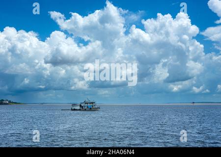 Schöner Blick auf den Amazonas und traditionelle hölzerne Motorboote segeln im Sommer sonnigen Tag mit Wolken. Manaus, Amazonas, Brasilien. Reisekonzept. Stockfoto