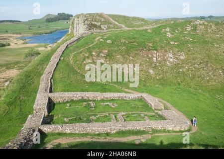 Milecastle 39, alte Mauer, Hadrianmauer, nahe, der Sycamore Gap Tree oder Robin Hood Tree ist ein Platanenbaum, der neben Hadrians Wall in der Nähe von Crag Lough in Northumberland, England, steht. Es befindet sich in einem dramatischen Sprung in die Landschaft und ist ein beliebtes fotografisches Motiv, das als einer der meistfotografierten Bäume des Landes bezeichnet wird. Seinen alternativen Namen leitet es von einer prominenten Szene im Film Robin Hood: Prince of Thieves aus dem Jahr 1991 ab. Der Baum wurde 2016 mit dem England Tree of the Year Award ausgezeichnet. Hadrians Wall, Northumberland, Engl Stockfoto