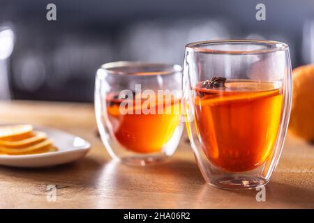 Wintergetränke Hot Aperol Spritz zwei Glaskerben auf einer Theke. Stockfoto