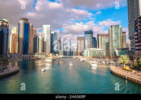 Wunderschöner Blick auf den Wasserweg, der mitten durch das Dubai Marina Viertel führt, umgeben von hohen Wolkenkratzern, Dubai, VAE Stockfoto