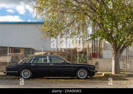 Llucmajor, Spanien: dezember 05 2021: Daimler Double Six Black Car, an einem sonnigen Tag auf der Straße geparkt Stockfoto