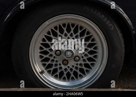 Llucmajor, Spanien: dezember 05 2021: Daimler Double Six Black Car, an einem sonnigen Tag auf der Straße geparkt. Nahaufnahme einer Felge Stockfoto