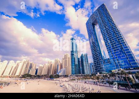 Malerischer Blick auf die Skyline des Dubai Marina Viertels mit seinen hohen Wolkenkratzern, die sich neben dem Strand und der Uferpromenade, Dubai, VAE, erheben Stockfoto