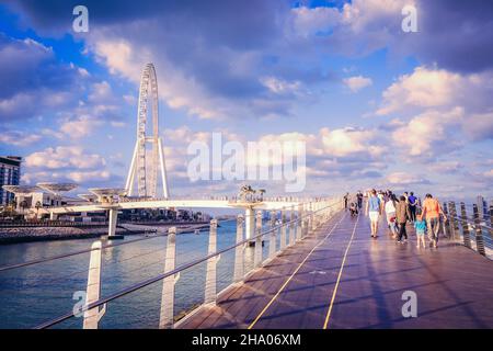 Wunderschöner Blick auf die Ain Dubai, das größte Riesenrad der Welt auf der Bluewaters Island im Dubai Marina District, Dubai, VAE Stockfoto