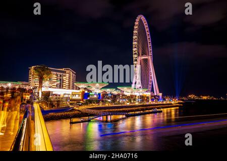 Wunderschöne Langzeitaufnahme der Ain Dubai, dem größten Riesenrad der Welt auf der Bluewaters Island im Dubai Marina District, Dubai, VAE Stockfoto