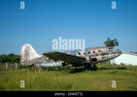 Verlassene alte Maschine mit bunten Graffiti auf einem Flughafen im Amazonas. Konzept von Vintage, Transport, Reise, Maschine. Stockfoto