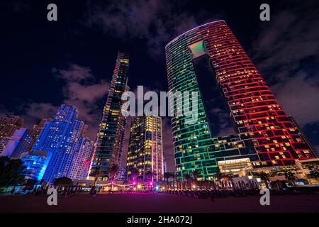 Panoramablick auf die Skyline des Dubai Marina Viertels mit seinen hohen Wolkenkratzern, die sich neben dem Strand und der Uferpromenade, Dubai, VAE, erheben Stockfoto