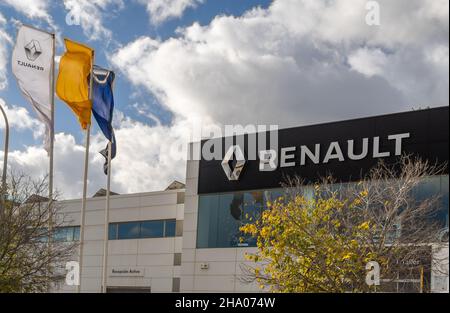 Llucmajor, Spanien; 05 2021. dezember: Nahaufnahme eines Renault-Händlerbetriebs an einem sonnigen Tag in der mallorquinischen Stadt Llucmajor Stockfoto