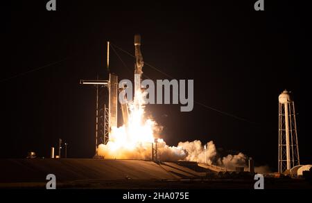 Cape Canaveral, Vereinigte Staaten von Amerika. 09. Dezember 2021. Eine SpaceX Falcon 9-Rakete mit der NASA Imaging X-ray Polarimetry Explorer-Sonde startet am frühen Morgen des 39A. Dezember 2021 im Kennedy Space Center in Cape Canaveral, Florida, vom Launch Complex 9. Die Raumsonde IXPE ist der erste Satellit, der die Polarisation von Röntgenstrahlen aus einer Vielzahl kosmischer Quellen messen soll. Quelle: Joel Kowsky/NASA/Alamy Live News Stockfoto