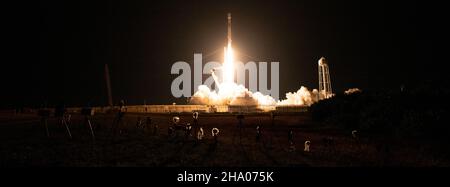 Cape Canaveral, Vereinigte Staaten von Amerika. 09. Dezember 2021. Eine SpaceX Falcon 9-Rakete mit der NASA Imaging X-ray Polarimetry Explorer-Sonde startet am frühen Morgen des 39A. Dezember 2021 im Kennedy Space Center in Cape Canaveral, Florida, vom Launch Complex 9. Die Raumsonde IXPE ist der erste Satellit, der die Polarisation von Röntgenstrahlen aus einer Vielzahl kosmischer Quellen messen soll. Quelle: Joel Kowsky/NASA/Alamy Live News Stockfoto