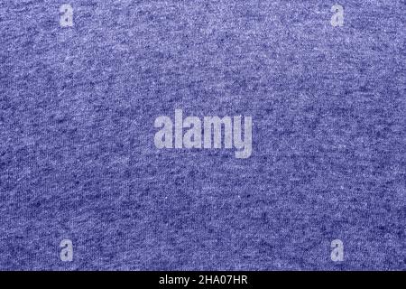 Die Textur eines gestrickten Wollgewebes in sehr peri trendigen Farbe des Jahres 2022. Hintergrund. Farbe des Jahres 2022. Stockfoto