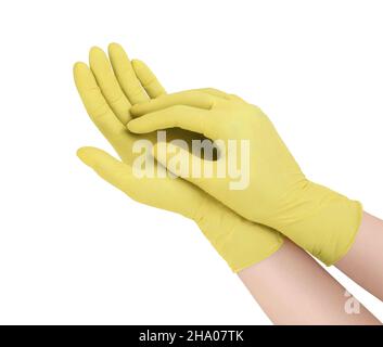 Medizinische Handschuhe. Zwei gelbe OP-Handschuhe isoliert auf weißem Hintergrund mit Händen. Herstellung von Gummihandschuhen, menschliche Hand trägt einen Latexhandschuh Stockfoto