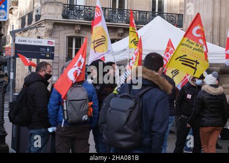 Streik der Fahrer des RER B, der von der CGT Cheminots de Paris Nord am 9. Dezember 2021 am Gare du Nord in Paris, Frankreich, gerufen wurde. Der Verkehr wird auf der gesamten Linie der RER B unterbrochen. Die Streikenden werden mobilisiert, um die Verschlechterung ihrer Arbeitsbedingungen anzuprangern. Foto von Pierrick Villette/ABACAPRESS.COM Stockfoto