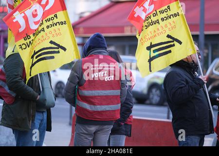 Streik der Fahrer des RER B, der von der CGT Cheminots de Paris Nord am 9. Dezember 2021 am Gare du Nord in Paris, Frankreich, gerufen wurde. Der Verkehr wird auf der gesamten Linie der RER B unterbrochen. Die Streikenden werden mobilisiert, um die Verschlechterung ihrer Arbeitsbedingungen anzuprangern. Foto von Pierrick Villette/ABACAPRESS.COM Stockfoto