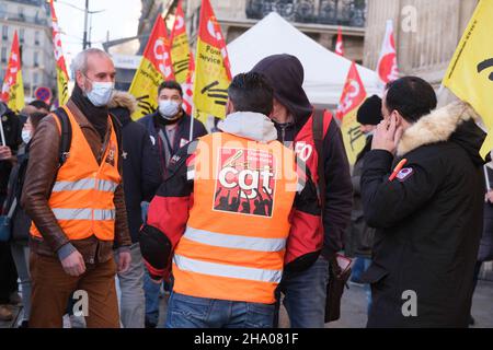 Streik der Fahrer des RER B, der von der CGT Cheminots de Paris Nord am 9. Dezember 2021 am Gare du Nord in Paris, Frankreich, gerufen wurde. Der Verkehr wird auf der gesamten Linie der RER B unterbrochen. Die Streikenden werden mobilisiert, um die Verschlechterung ihrer Arbeitsbedingungen anzuprangern. Foto von Pierrick Villette/ABACAPRESS.COM Stockfoto