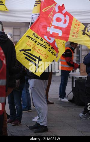 Streik der Fahrer des RER B, der von der CGT Cheminots de Paris Nord am 9. Dezember 2021 am Gare du Nord in Paris, Frankreich, gerufen wurde. Der Verkehr wird auf der gesamten Linie der RER B unterbrochen. Die Streikenden werden mobilisiert, um die Verschlechterung ihrer Arbeitsbedingungen anzuprangern. Foto von Pierrick Villette/ABACAPRESS.COM Stockfoto