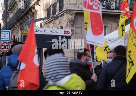 Streik der Fahrer des RER B, der von der CGT Cheminots de Paris Nord am 9. Dezember 2021 am Gare du Nord in Paris, Frankreich, gerufen wurde. Der Verkehr wird auf der gesamten Linie der RER B unterbrochen. Die Streikenden werden mobilisiert, um die Verschlechterung ihrer Arbeitsbedingungen anzuprangern. Foto von Pierrick Villette/ABACAPRESS.COM Stockfoto