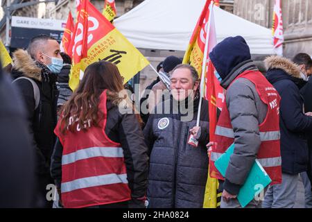 Streik der Fahrer des RER B, der von der CGT Cheminots de Paris Nord am 9. Dezember 2021 am Gare du Nord in Paris, Frankreich, gerufen wurde. Der Verkehr wird auf der gesamten Linie der RER B unterbrochen. Die Streikenden werden mobilisiert, um die Verschlechterung ihrer Arbeitsbedingungen anzuprangern. Foto von Pierrick Villette/ABACAPRESS.COM Stockfoto