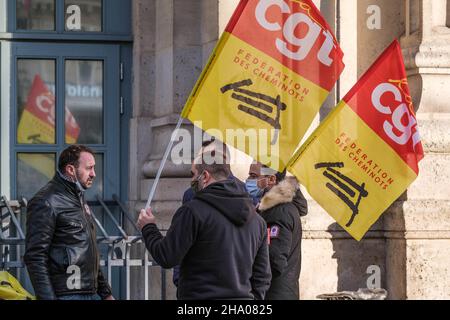 Streik der Fahrer des RER B, der von der CGT Cheminots de Paris Nord am 9. Dezember 2021 am Gare du Nord in Paris, Frankreich, gerufen wurde. Der Verkehr wird auf der gesamten Linie der RER B unterbrochen. Die Streikenden werden mobilisiert, um die Verschlechterung ihrer Arbeitsbedingungen anzuprangern. Foto von Pierrick Villette/ABACAPRESS.COM Stockfoto