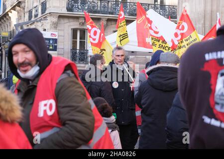 Streik der Fahrer des RER B, der von der CGT Cheminots de Paris Nord am 9. Dezember 2021 am Gare du Nord in Paris, Frankreich, gerufen wurde. Der Verkehr wird auf der gesamten Linie der RER B unterbrochen. Die Streikenden werden mobilisiert, um die Verschlechterung ihrer Arbeitsbedingungen anzuprangern. Foto von Pierrick Villette/ABACAPRESS.COM Stockfoto