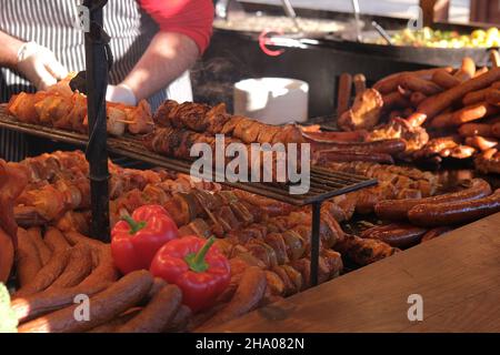 Open-Air-Grillrestaurant mit großer Auswahl an gegrilltem Gourmet-Fleisch und Würsten, mariniertem Fleisch zum Grillen in einer Theke, Grillgeschäft Stockfoto