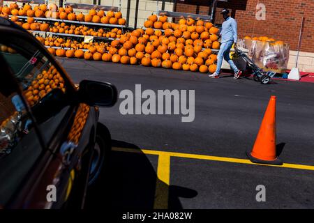 Frische Kürbisse zum Verkauf vor einem Supermarkt in Montreal, Quebec, Kanada Stockfoto