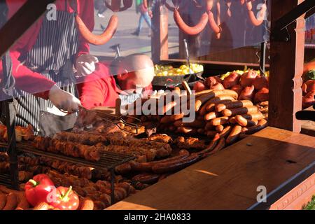 Open-Air-Grillrestaurant mit großer Auswahl an gegrilltem Gourmet-Fleisch und Würsten, mariniertem Fleisch zum Grillen in einer Theke, Grillgeschäft Stockfoto