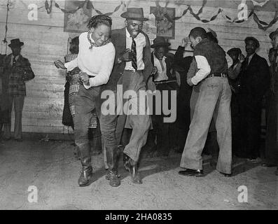 Marion Post Wolcott Foto von Afroamerikanern, die in einem Juke-Joint in Clarksdale am Mississippi-Delta, USA, jitterbuggen - 1939 Stockfoto