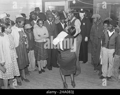 Marion Post Wolcott - Afroamerikaner, die nach dem Baumwollpflücken im Juke-Joint in Clarksdale am Mississippi-Delta, USA - 1939 Stockfoto