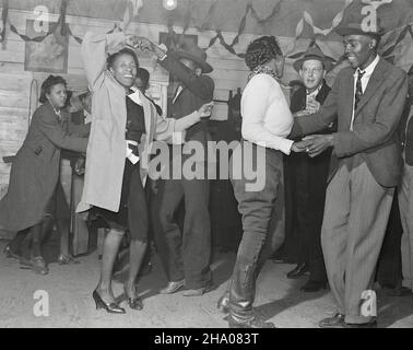 Marion Post Wolcott Foto von Afroamerikanern, die in einem Juke-Joint in Clarksdale am Mississippi-Delta, USA, jitterbuggen - 1939 Stockfoto