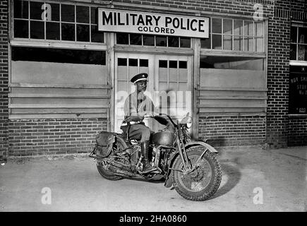 Ein Militärpolizist auf einem Motorrad steht bereit, alle Anrufe in seinem Gebiet zu beantworten. Columbus, Georgia, USA - 1942 Stockfoto