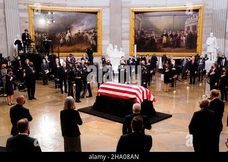 Washington, DC, USA. 09th Dez 2021. Die Schatulle des ehemaligen republikanischen Senators aus Kansas, Robert J. Dole, kommt während einer Zeremonie vor der Staatslüge in der Rotunde des US-Kapitols in Washington, DC, USA, am 09. Dezember 2021 an. Bob Dole wird heute im Capitol liegen und morgen in der National Cathedral mit einem Gedenkgottesdienst geehrt. Dole, ein Veteran des Zweiten Weltkriegs, starb am 05. Dezember 2021 im Alter von 98 Jahren. Quelle: Shawn Thew/Pool via CNP/dpa/Alamy Live News Stockfoto